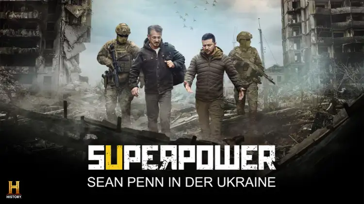 Filmplakat „Superpower“ mit Sean Penn, Volodomir Zelensky und zwei Soldaten im Ukrainischen Kriegsgebiet. Alles um sie herum liegt in trümmern, unten sieht man den Titel, hinter ihnen sind zerstörte Hochhäuser.