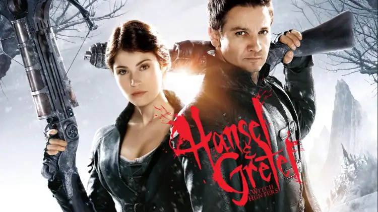 Filmplakat „Hansel & Gretel“ mit Gemma Arerton und Jeremy Renner. Arerton trägt einen Ledermantel und eine Ledertop in schwarz, in ihrer Hand ist eine Armbrust zu sehen. Renner trägt einen schwarzen Mantel und ein schwarzes Hemd aus Leder. In seiner Hand ist eine Waffe. Der Titel ist rechts in Blutrot zu sehen, im Hintergrund ist ein Wald bedeckt im Nebel.