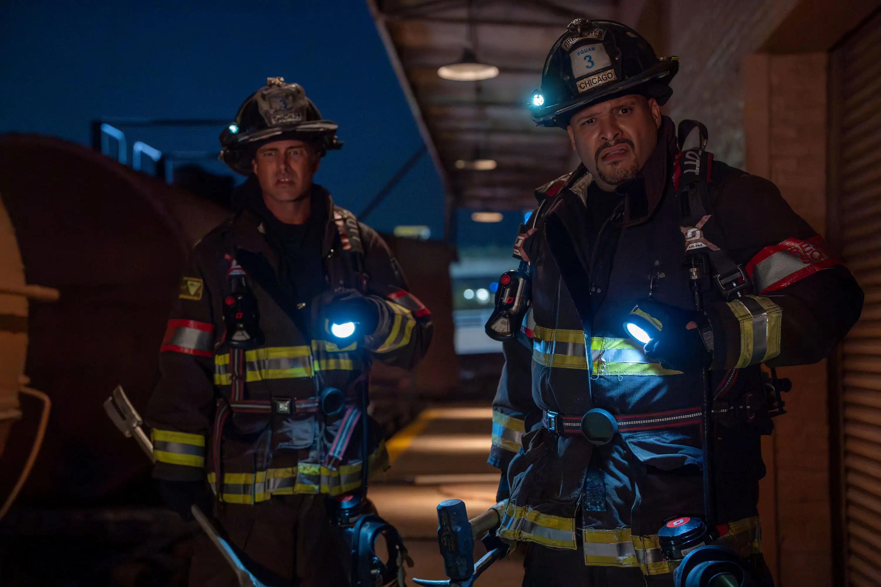 Chicago Fire Szene: Einsatz bei Nacht.