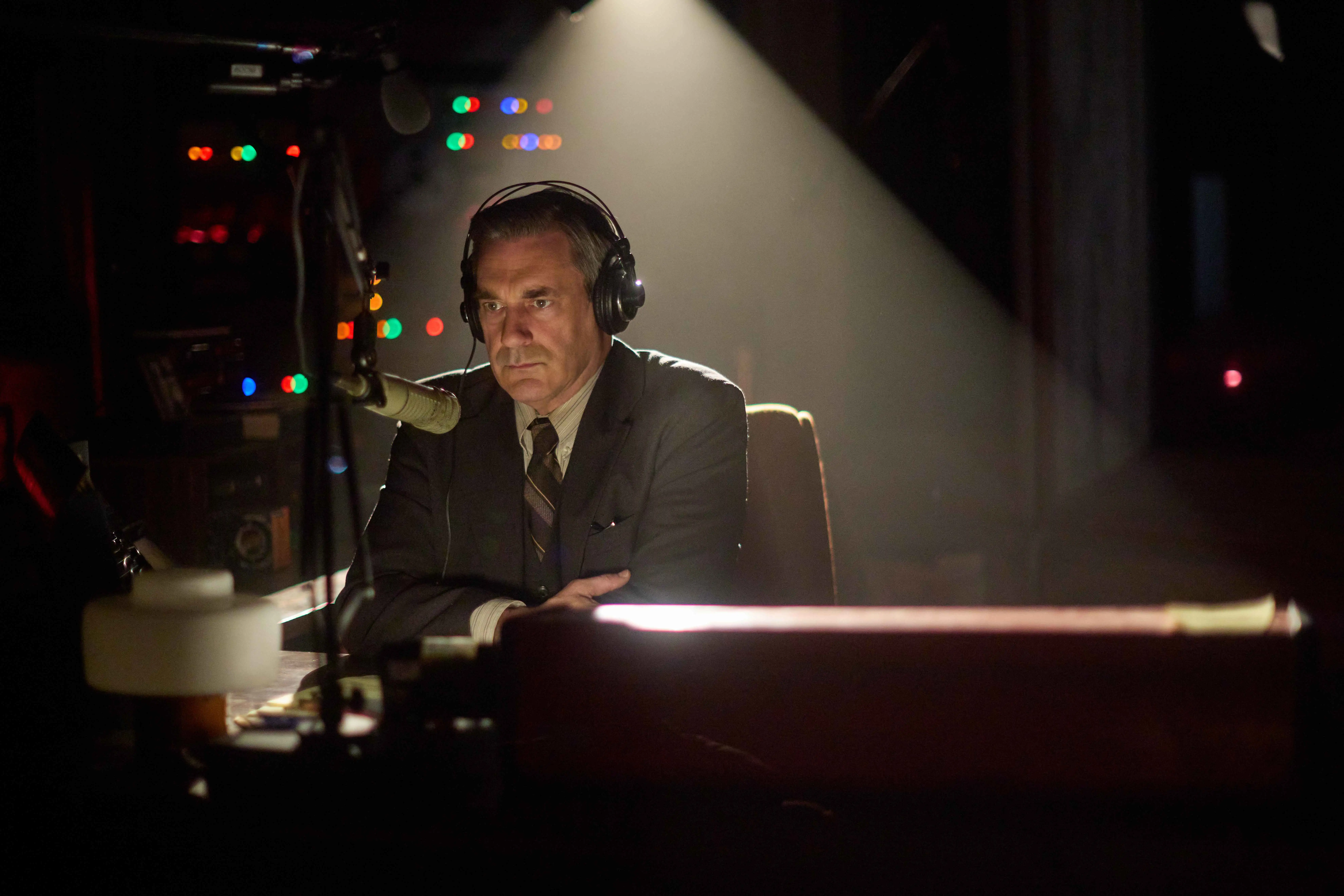 Szene aus American Hostage: Jon Hamm als Fred Heckman im Studio.