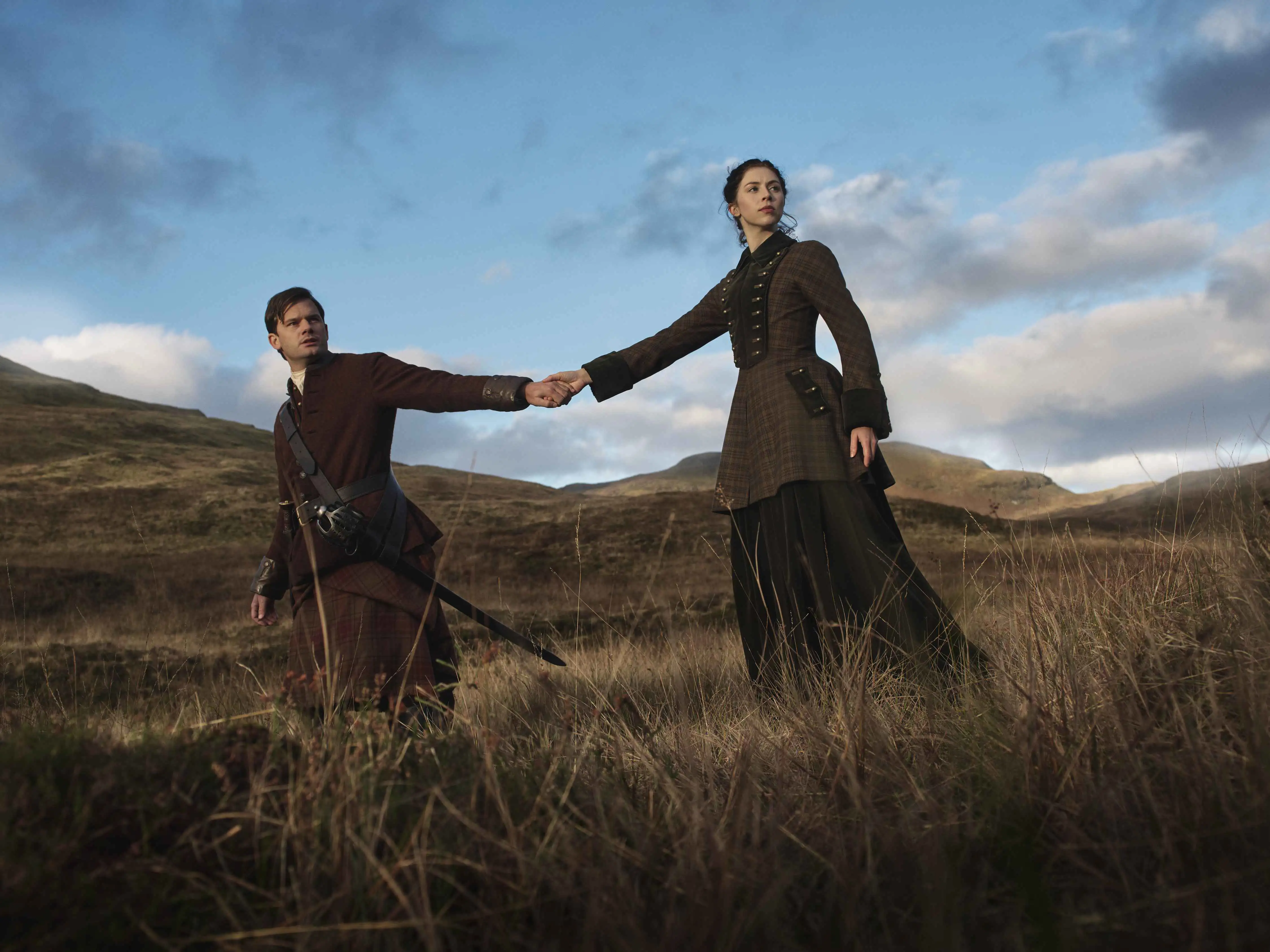 Outlander Blood of my Blood Szene: Julia und Henry halten Hände.