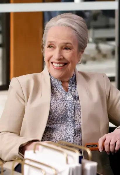 Kathy Bates als Evie in 