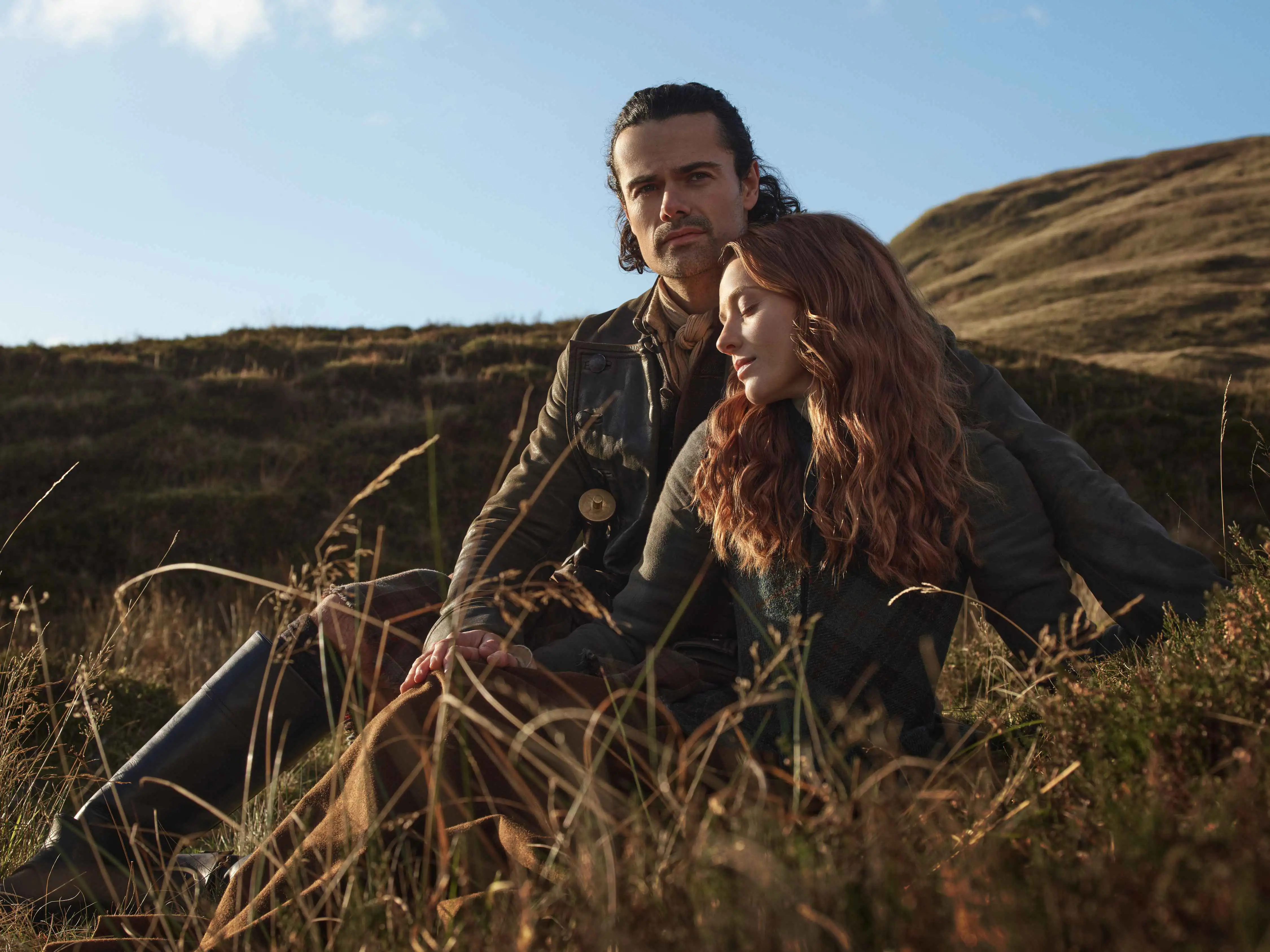 Outlander Blood of my Blood Szene: Ellen und Brian halten sich in ihren Armen.