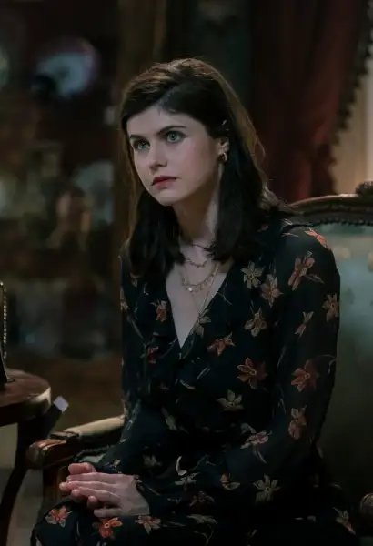 Alexandra Daddario als Dr. Rowan Fielding in Mayfar Witches. Sie sitzt und hört aufmerksam zu. Sie trägt ein mit Kleid mit Blumenmuster.