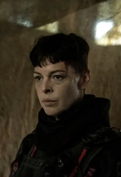 Polyanna Macintosh als Jadis in The Ones Who Live. Sie trägt eine CRM-Uniform.