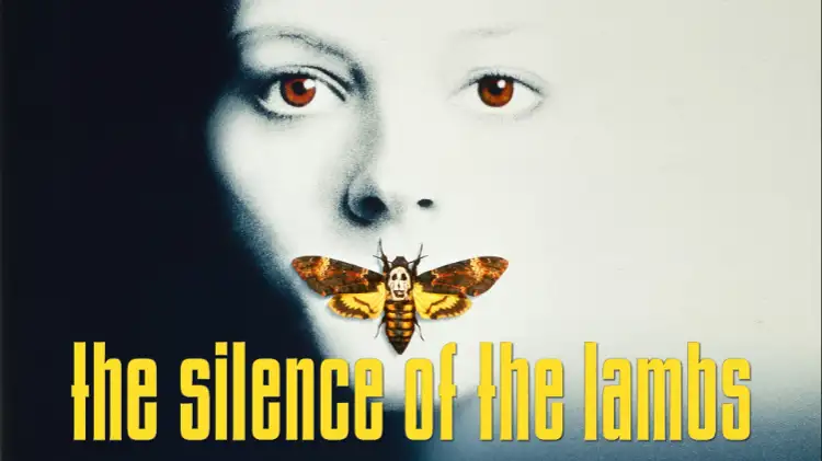 Filmplakat „Das Schweigen der Lämmer“ mit einem Gesicht welches einen Schmetterling über dem Mund hat, die Augen haben Rote Pupillen, Der Hintergrund ist hinter dem Gesicht geteilt, eine Seite ist schwarz, die andere ist weiß. Der Titel ist in Gelb vor dem Gesicht zu sehen,.