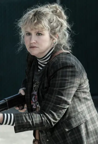Jillian Bell als Gina in 
