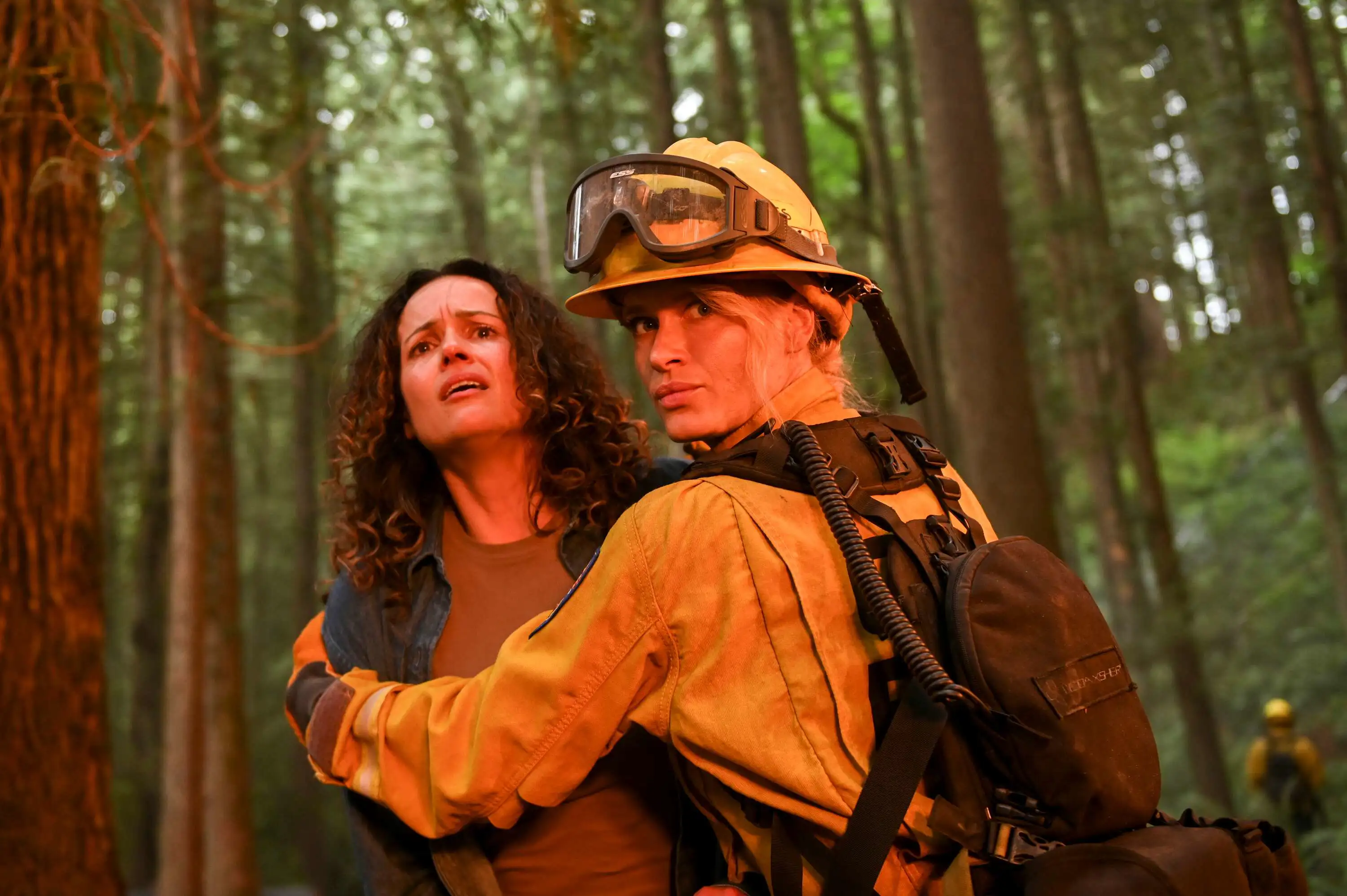 Szene aus Fire Country: Feuerwehrfrau rettet Zivilistin.