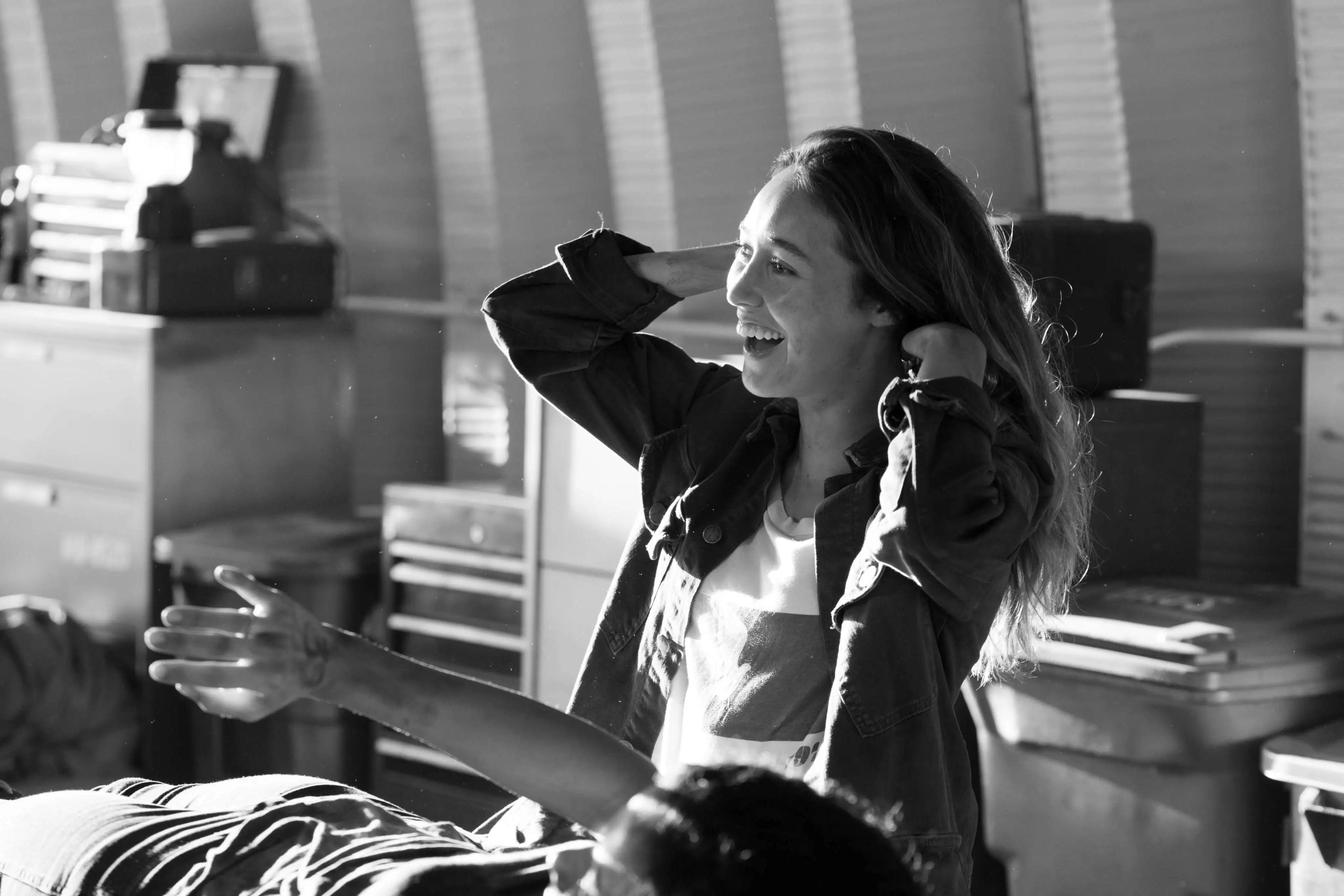 Behind the Scenes Foto Fear the Walking Dead. Alycia-Debnam Carey in schwarz weiß.