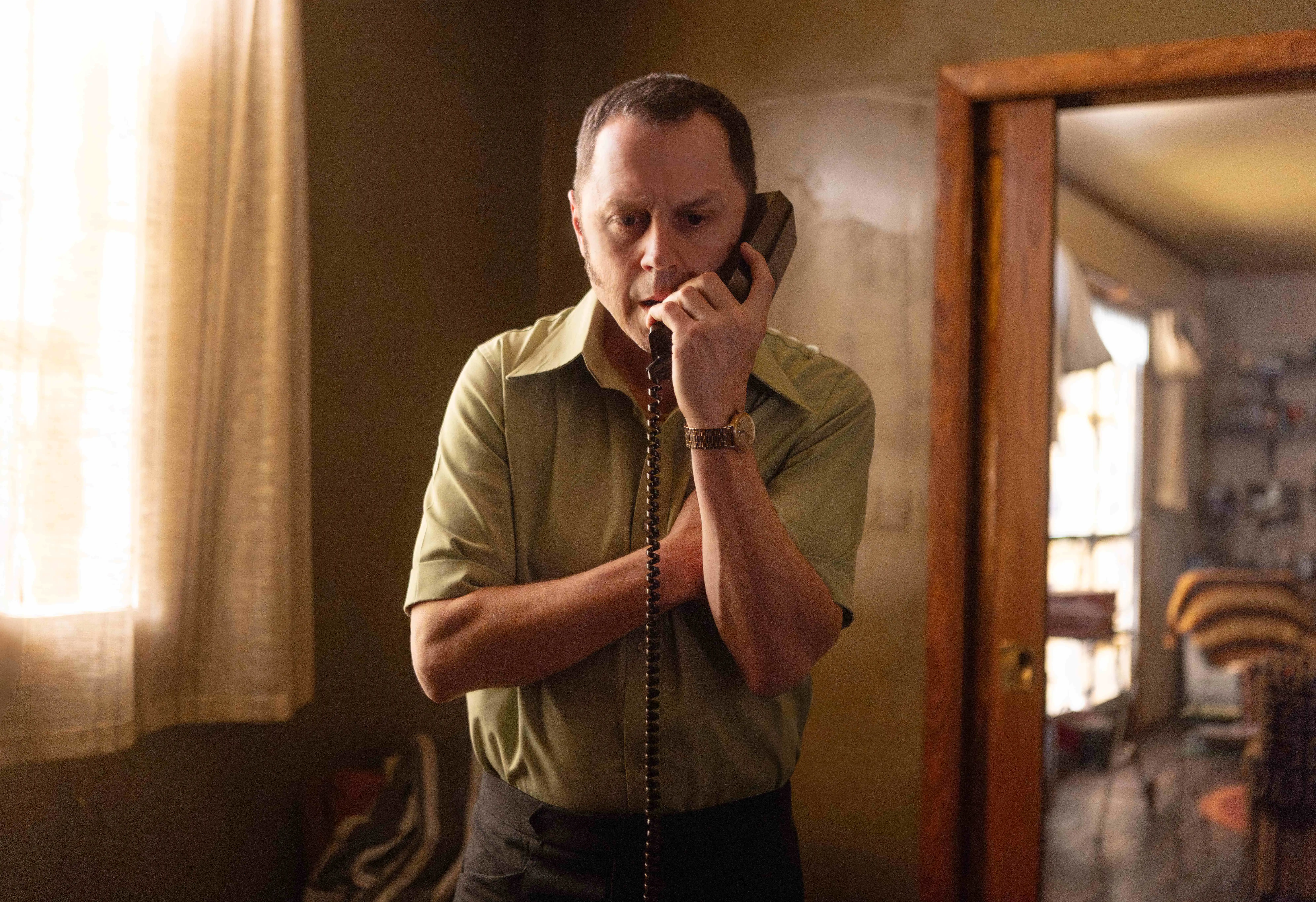 Szene aus American Hostage: Giovanni Ribisi als Tony Kristisis am Telefon.