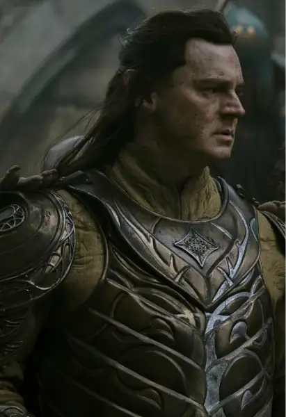 Benjamin Walker als Gil-Galad in einer verzierten Rüstung.