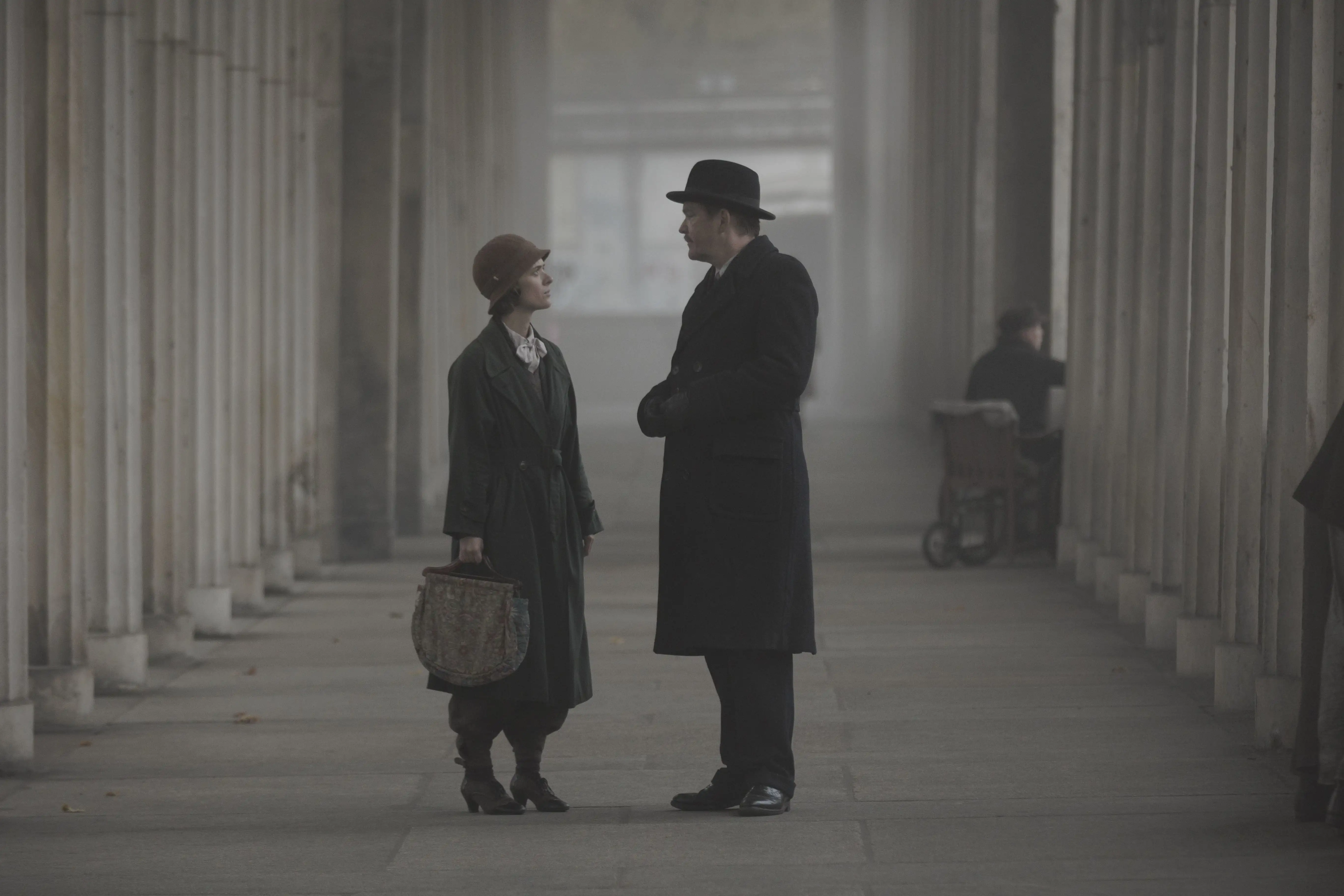 Szene aus Babylon Berlin: Charlotte ermittelt.