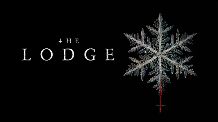 Filmplakat „The Lodge“, der Titel ist links zu sehen, rehcts ist eine Schneeflocke die Blutbefleckt ist. Der Hintergrund ist schwarz.