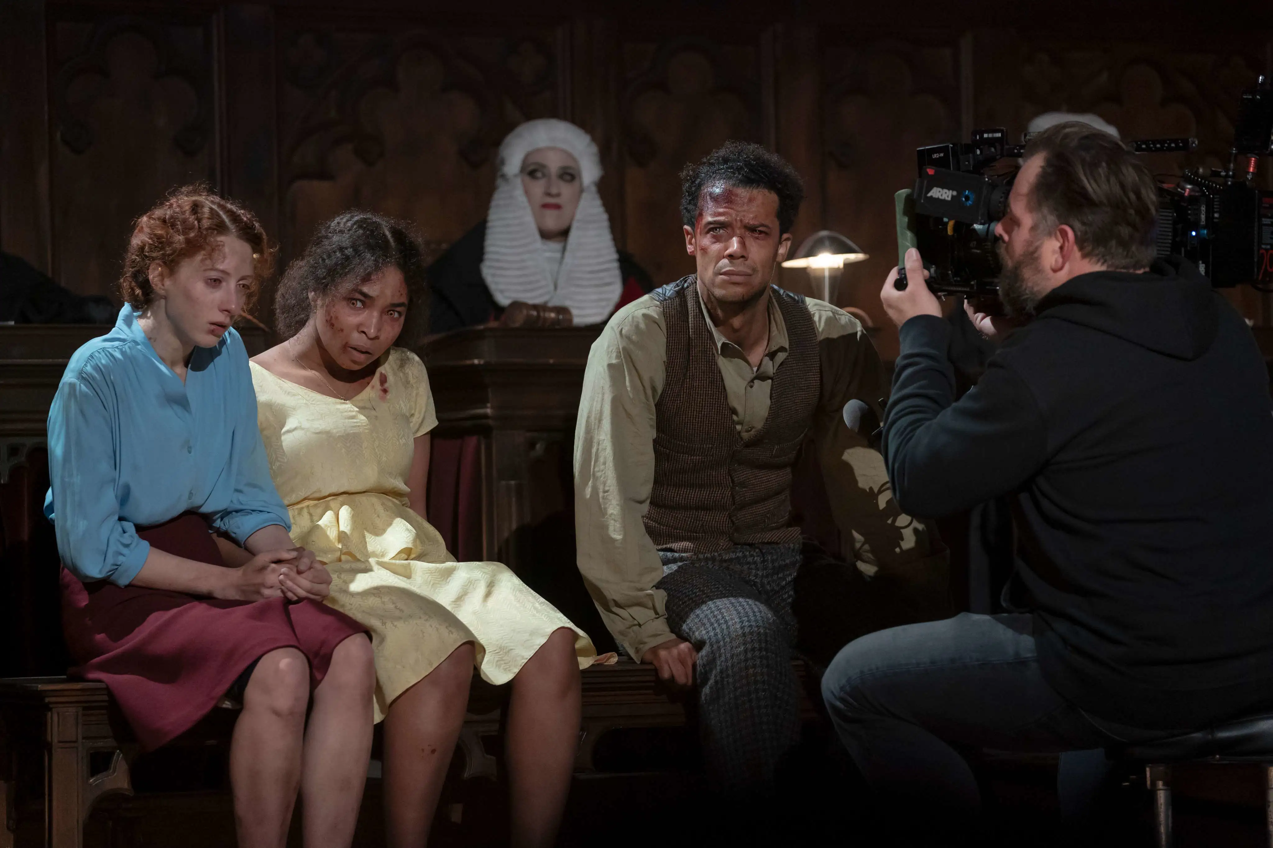BTS Foto Interview with a Vampire. Schauspieler mit Wunden werden von einem Kameramann gefilmt.