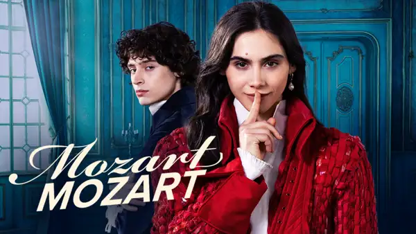 Poster von Mozart/Mozart. Zu sehen sind Hannah Joy Braun als Marie Anna Mozart in einem roten Mantel und weißen hemd im Stil des 18. jahrhunderts. Sie hält ihren Finger vor dem Mund, symbolisiert schweigen. Hinter ihr ist Eren M. Güvenci als Wolfgang Amadeus Mozart zu sehen, er trägt einen dunklen Mantel. Stilisiert in Gelb ist die Schrift 