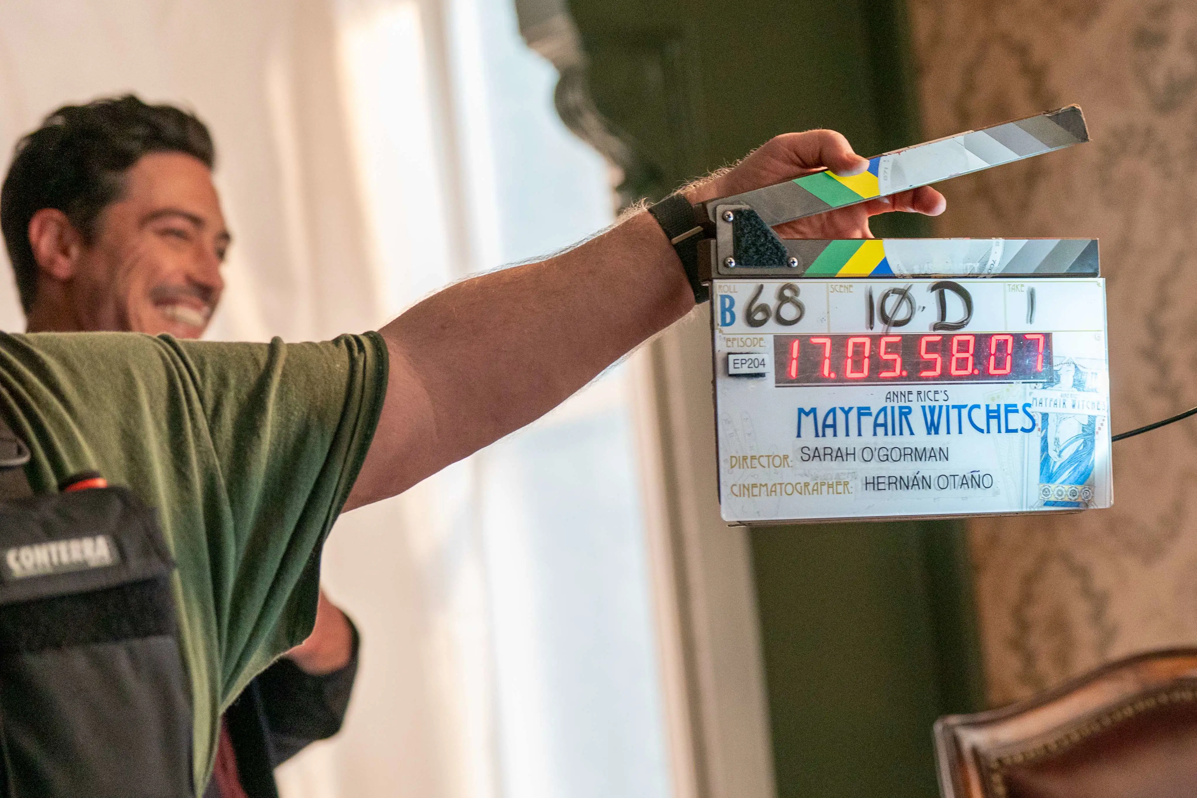 BTS Foto Mayfair Witches: Schauspieler macht sich bereit, die Filmklappe ird betätigt.