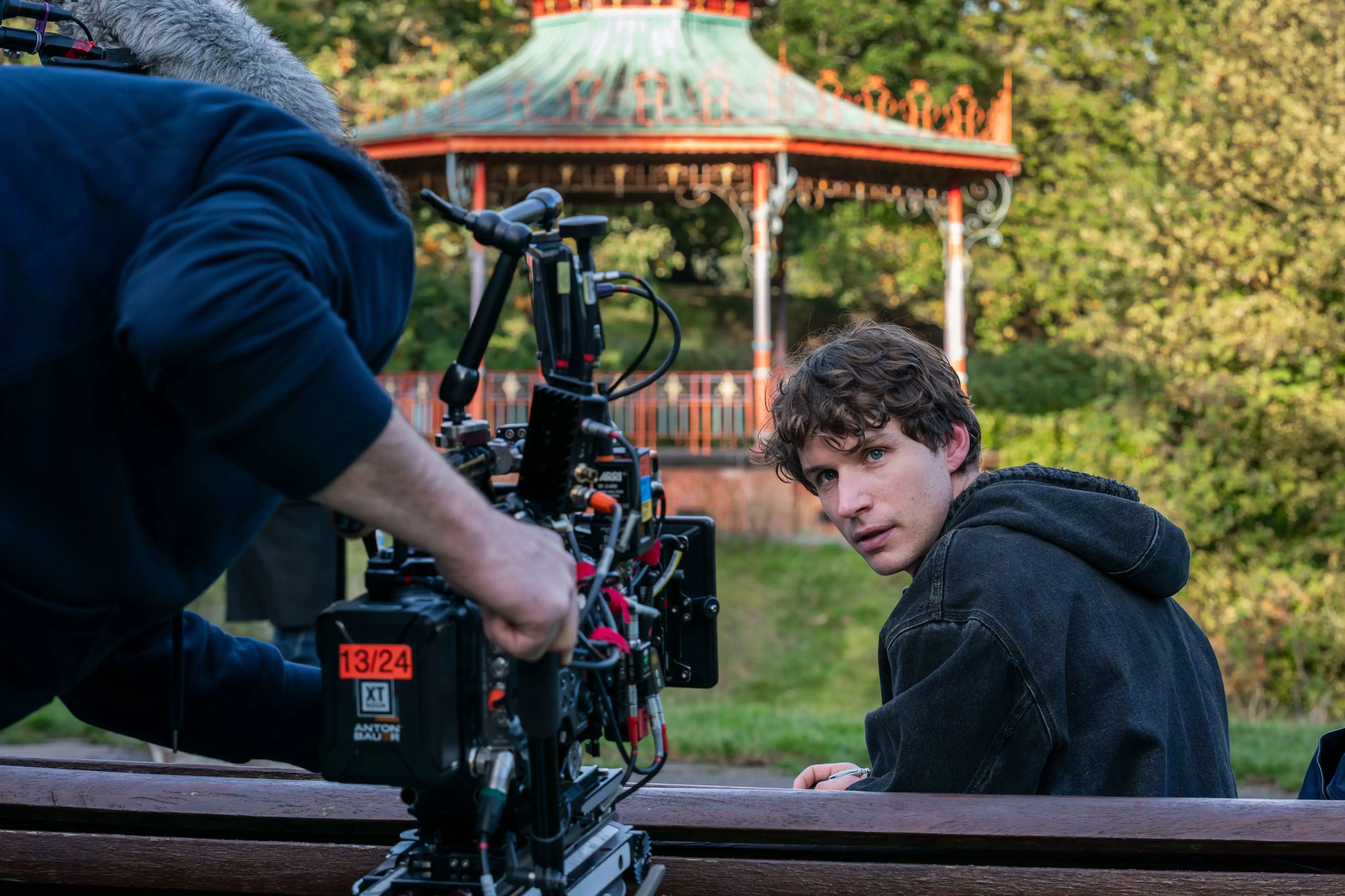 BTS Foto Talamasca: Schauspieler wird von Kamera gefilmt.