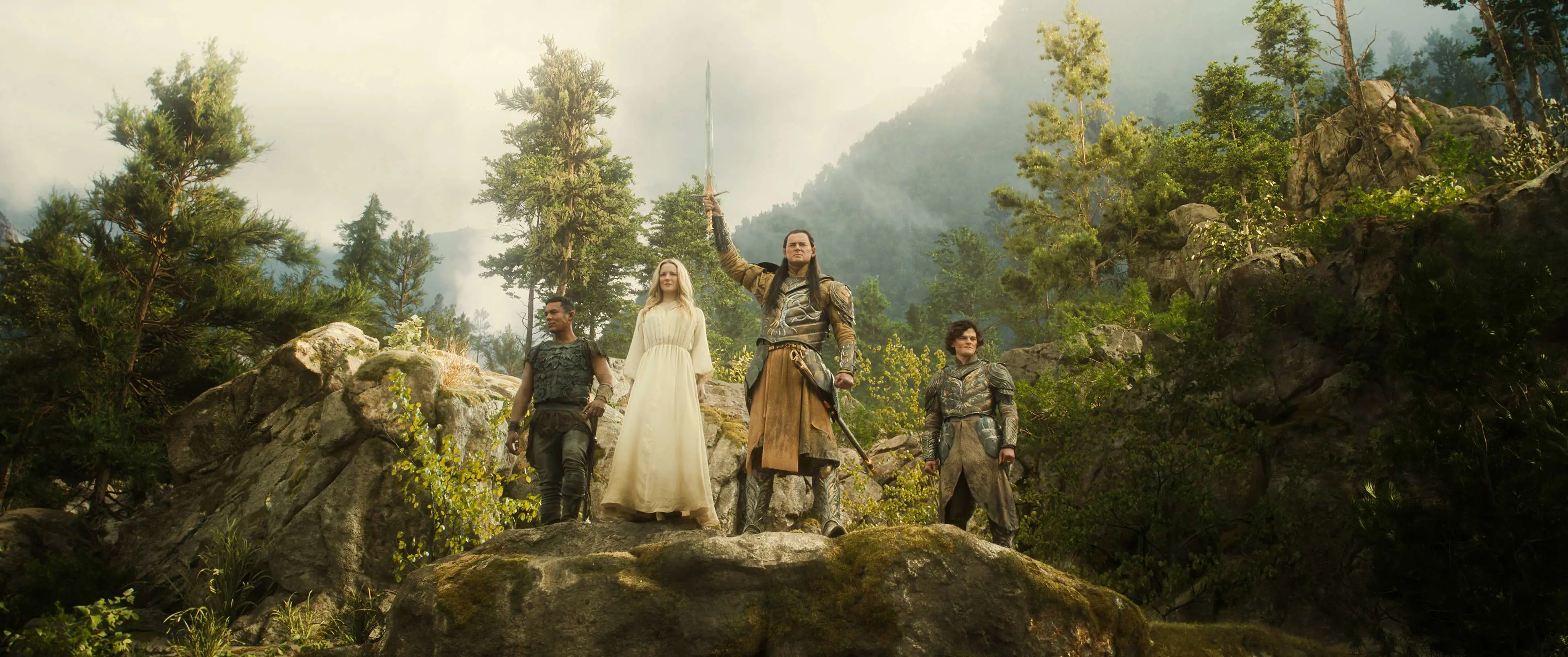 Ringe der Macht Szene: Elrond, Galadriel, Arondir und Gil-Galad stehen auf einem Hügel.