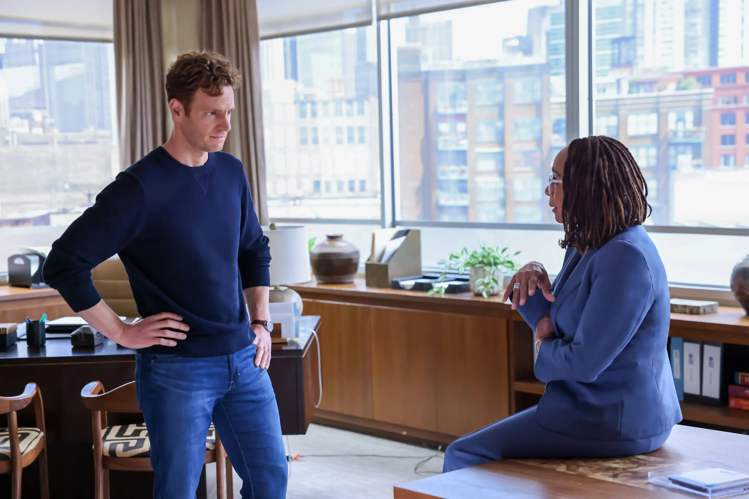 Chicago Med Szene: Arzt spricht mit der Leitung.