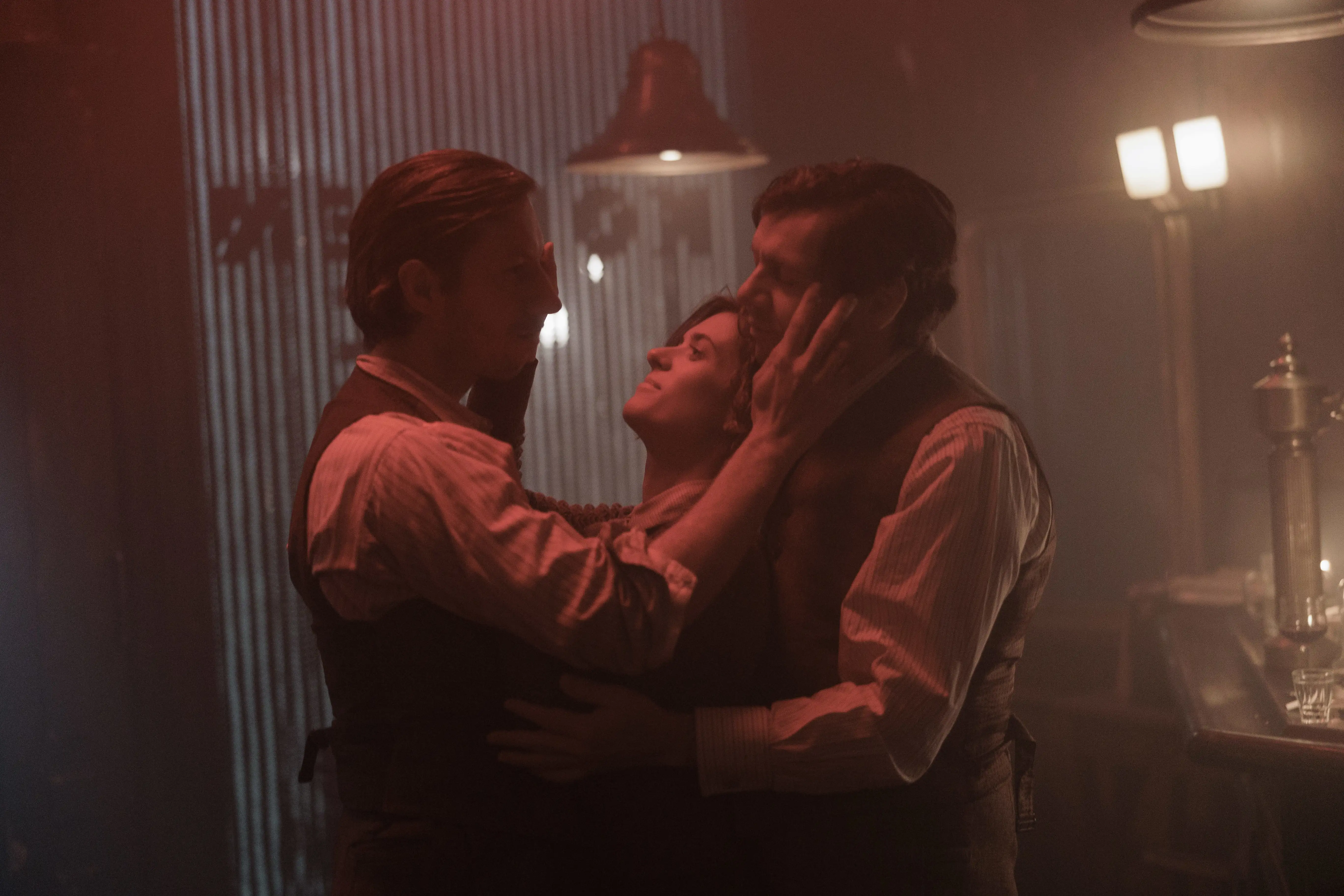 Szene aus Babylon Berlin: Charlotte tanzt mit Gräf und Fred Jacoby.