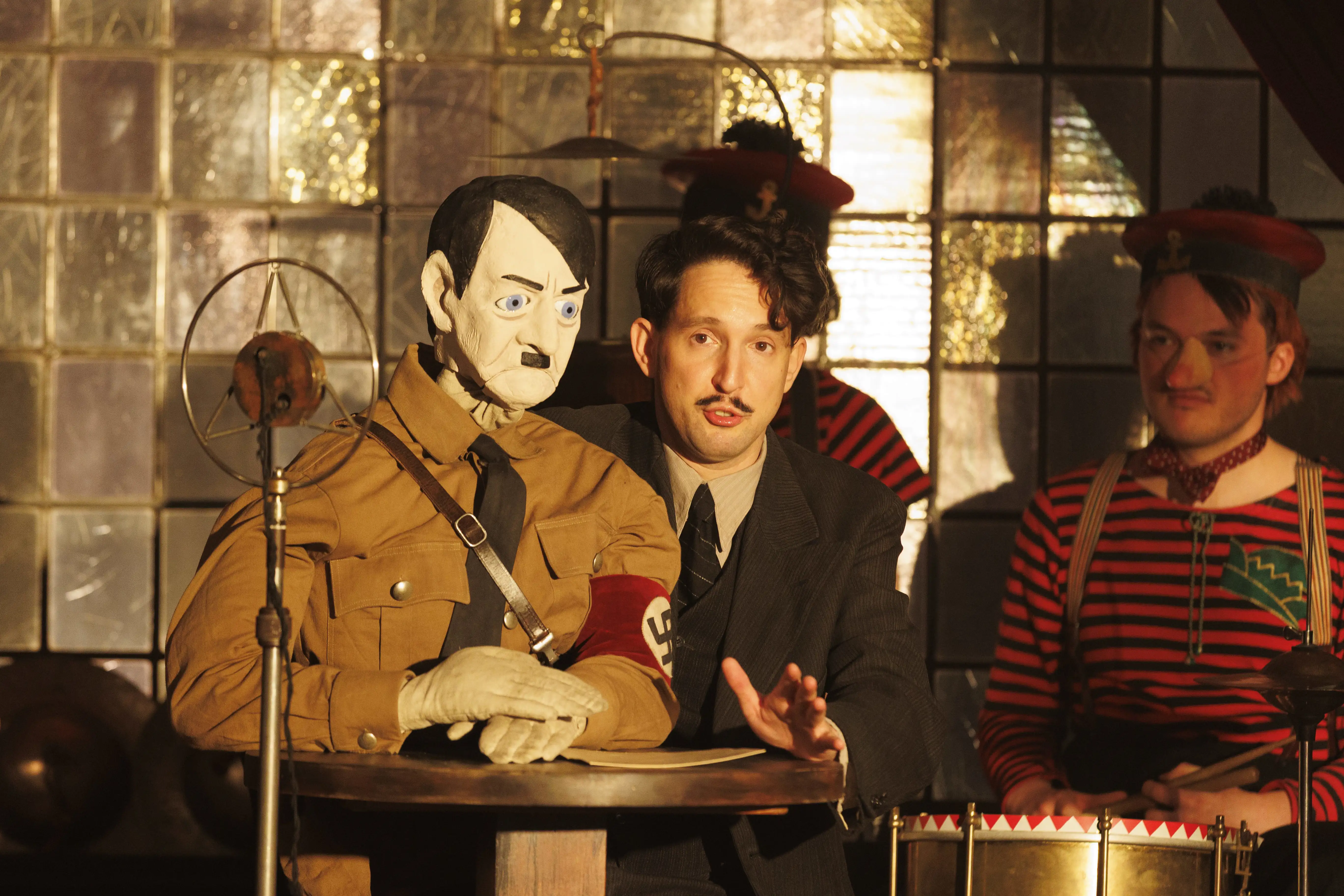 Szene aus Babylon Berlin: Ein Puppenspieler imitiert Hitler.