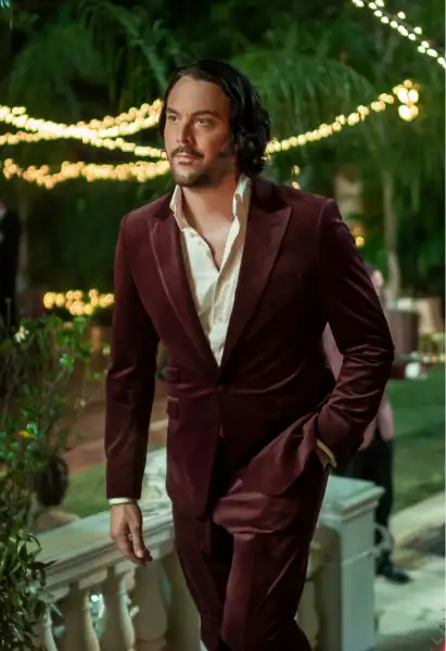 Jack Huston als Lasher in Mayfair Witches. Er trägt einen roten Anzug.