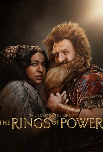 Owain Arthur als Prince Durin IV in Ringe der Macht, er hält seine Frau im Arm.