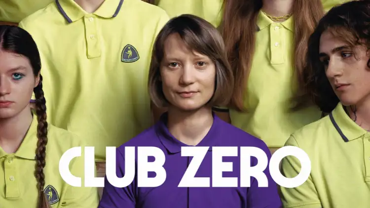 Plakat „Club Zero“, Mia Wasokowska als Ms. Novak mit ihren Schülern auf einem Klassenfoto, der Titel ist zu sehen.