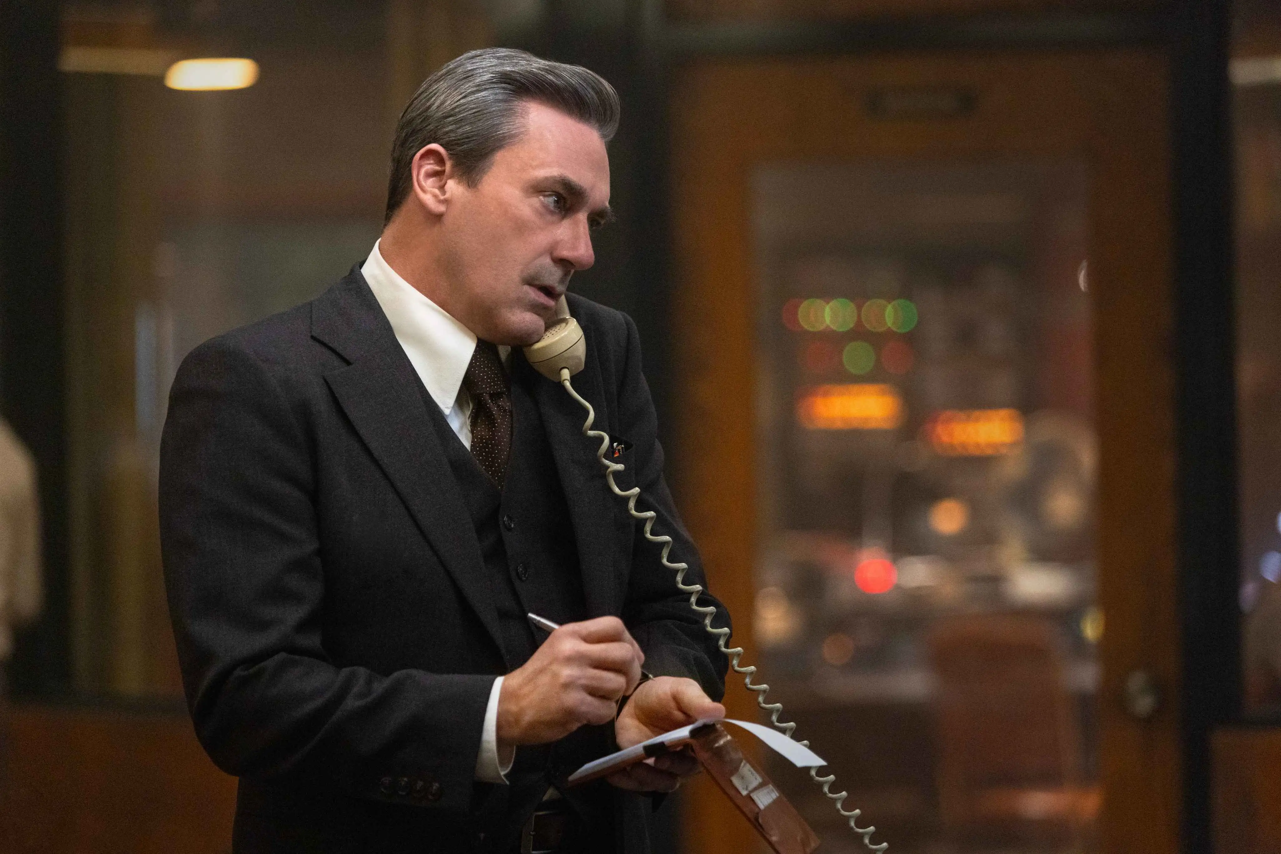 Szene aus American Hostage: Jon Hamm als Fred Heckman am Telefon.