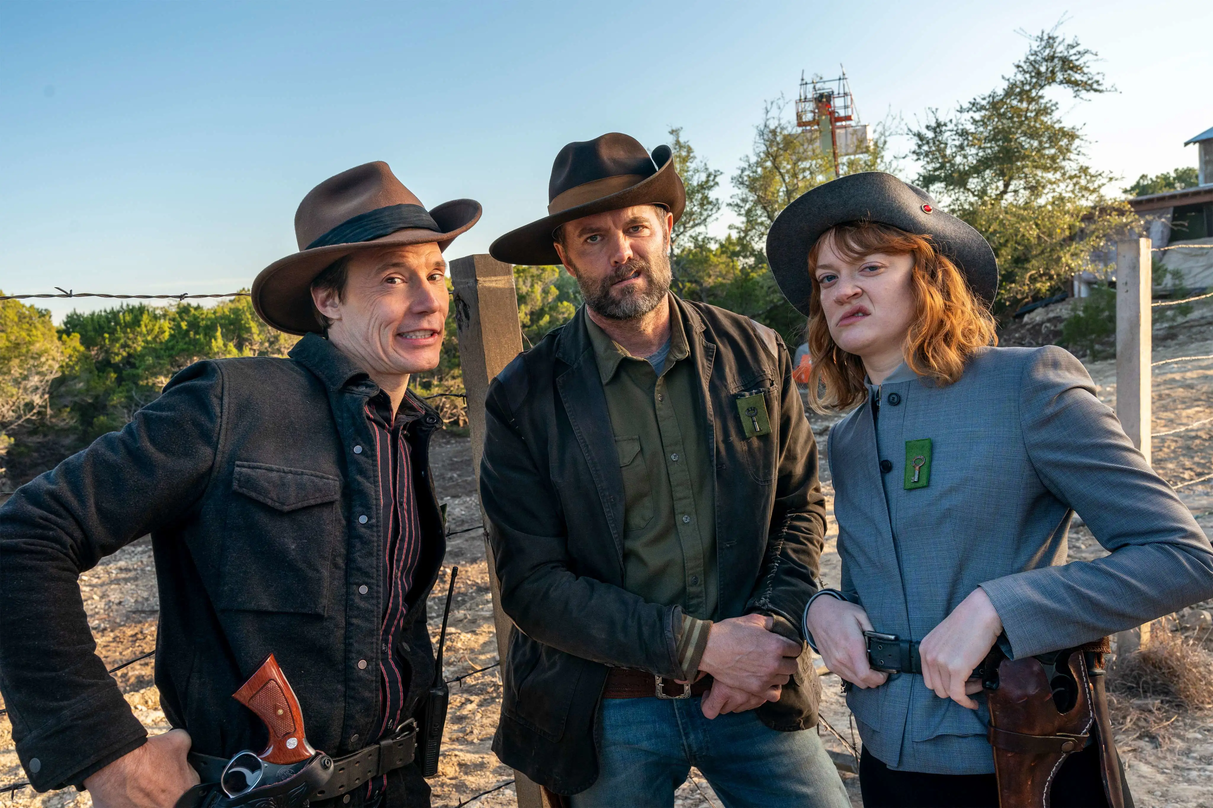 Behind the Scenes Foto Fear the Walking Dead. Cobie Minife und Garret Dillahunt lächeln für die Kamera.