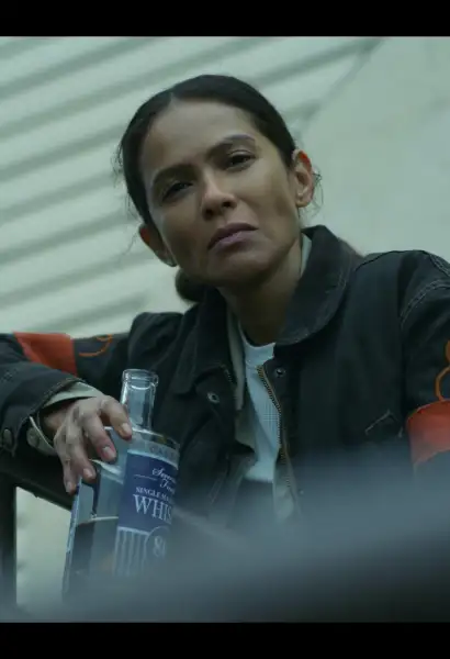 Lesley-Ann Brandt als Pearl Thorne in The Ones Who Live.
