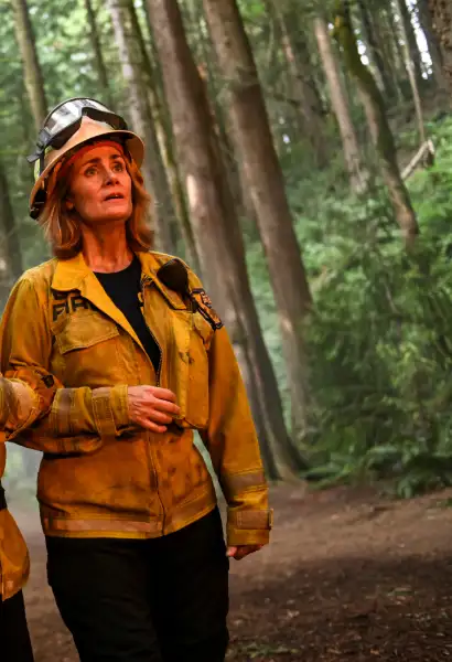 Diane Farr als Sharon Leon in Fire Country.
