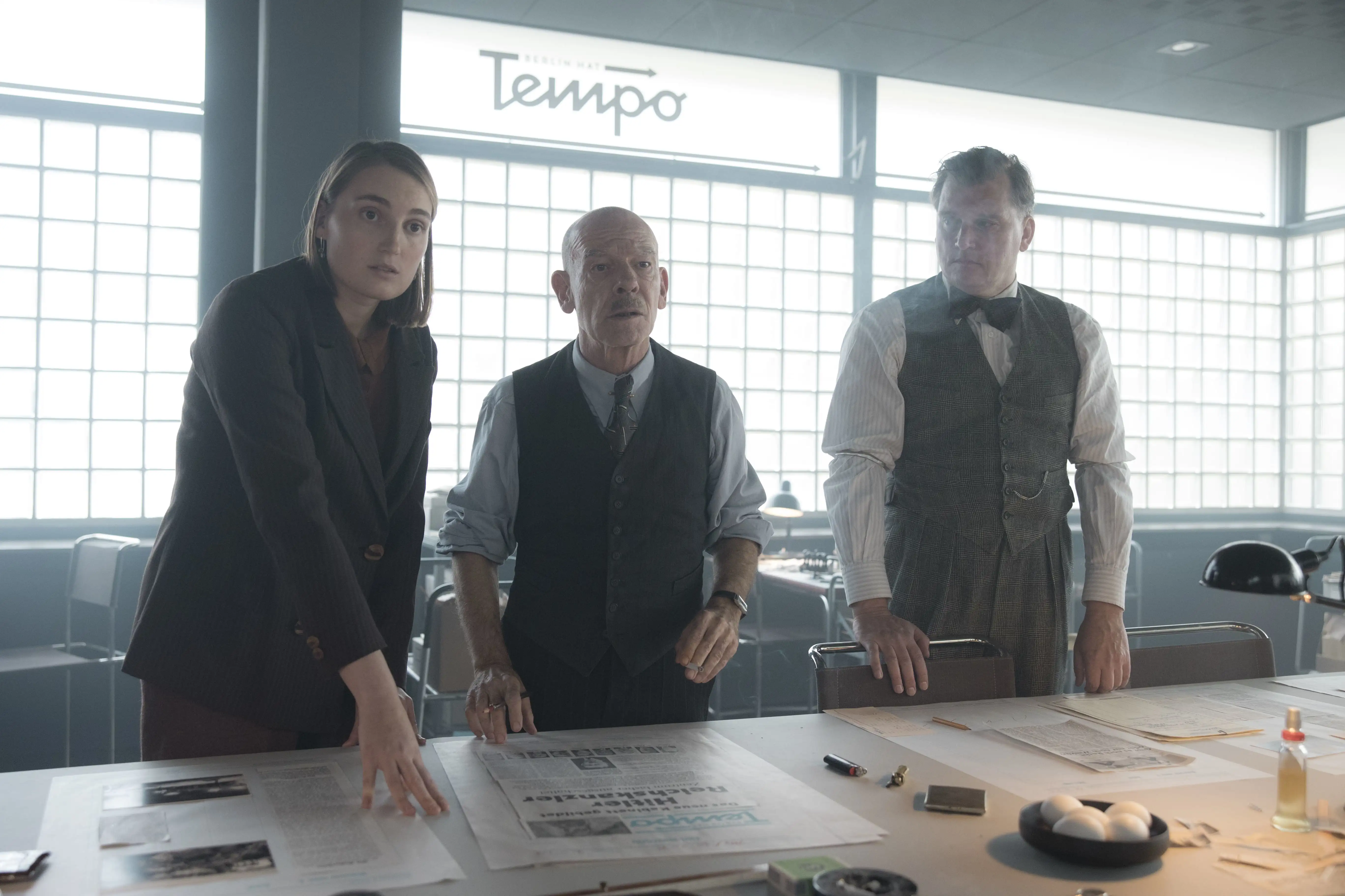 Szene aus Babylon Berlin: Redaktionssitzung.