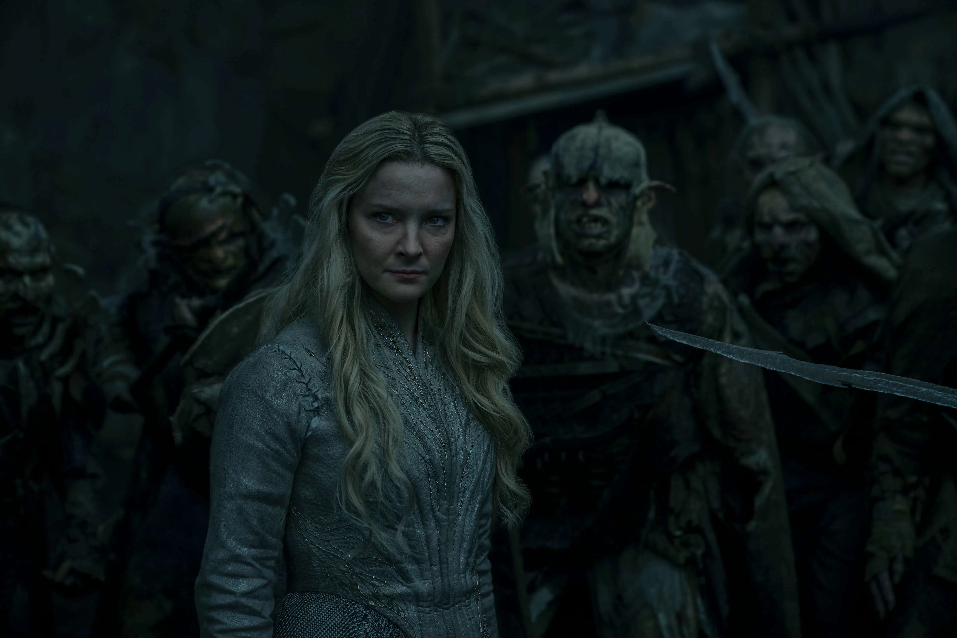 Ringe der Macht Szene: Galadriel ist umzingelt von Orcs.