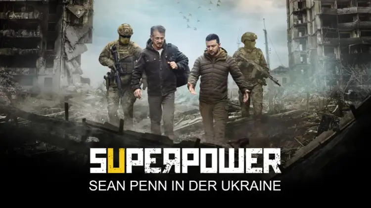 Filmplakat „Superpower“ mit Sean Penn, Volodomir Zelensky und zwei Soldaten im Ukrainischen Kriegsgebiet. Alles um sie herum liegt in trümmern, unten sieht man den Titel, hinter ihnen sind zerstörte Hochhäuser.