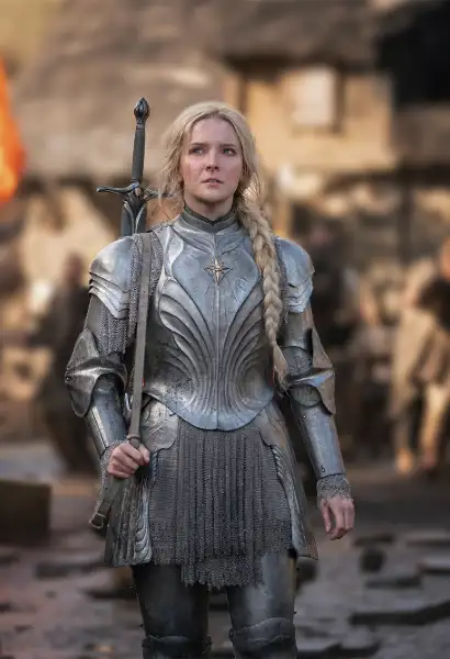Morfydd Clark als Galadriel in Ringe der Macht. Sie trägt eine silberne Rüstung und hat ein Schwert am Rücken.
