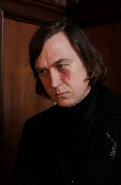 Lars Eidinger als Alfred Nyssen in Babylon Berlin.