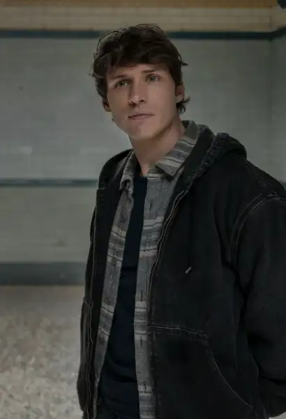Nicholas Denton als Guy Anatole in Talamasca. Er steht in einem U-Bahn-Tunnel, trägt eine schwarze Jacke mit einem Hemd darunter.
