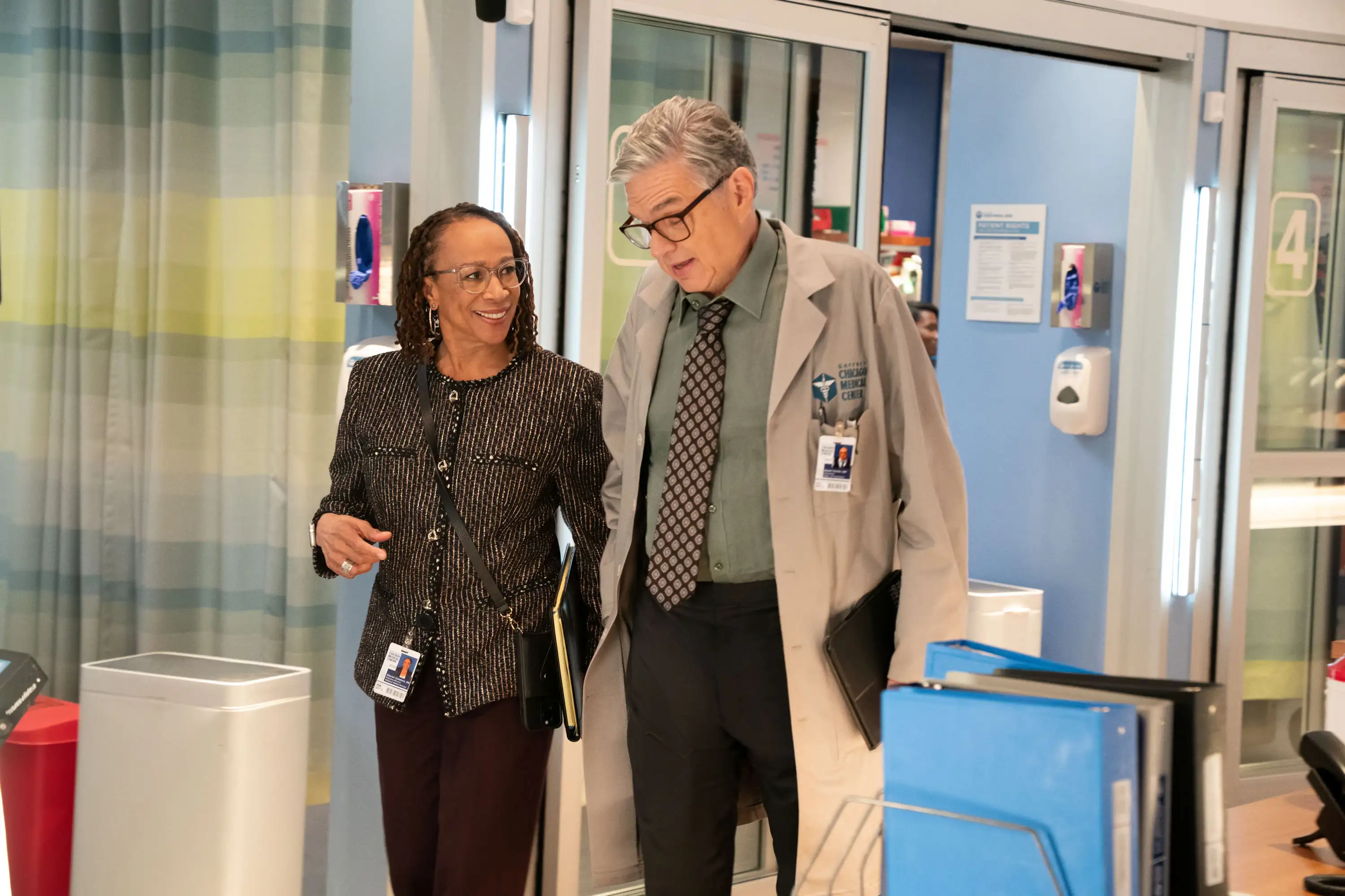 Chicago Med Szene: Ärzte unterhalten sich.