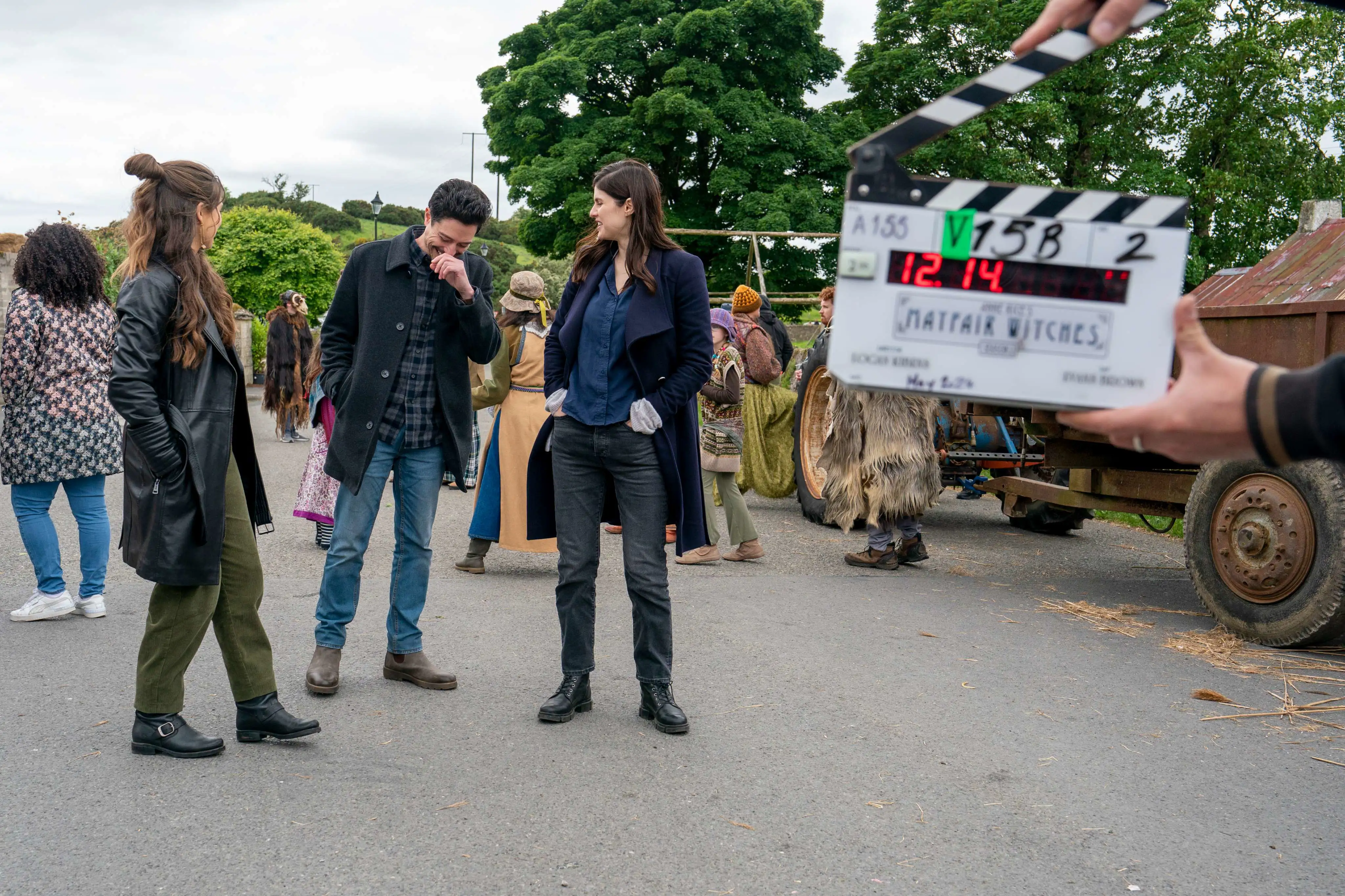 BTS Foto Mayfair Witches: Die Schauspieler bereiten sich auf die Szene vor, die Filmklappe wird betätigt.