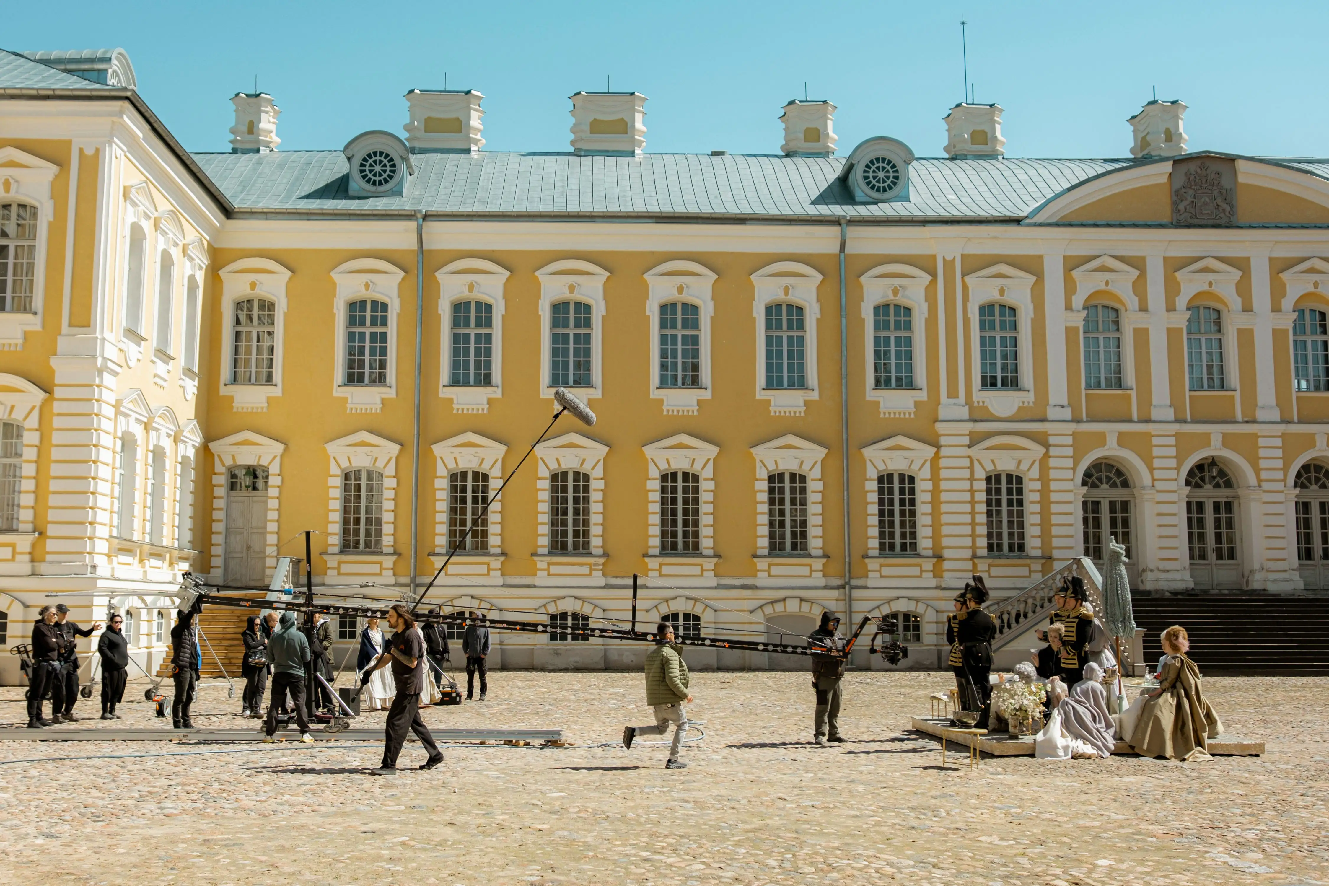 Behind the Scenes Foto Mozart/Mozart. Die Filmcrew samt Equipment vor einen Schloss.