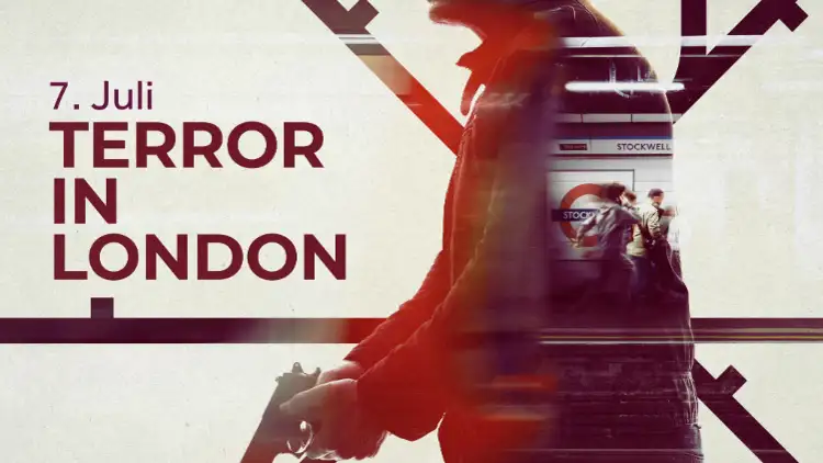 Plakat „7. Juli Terror in London“, der Titel ist links zu sehen, im Hintergrund sieht man einen Polizisten mit gezückter Waffe vor einem Motiv eines Londoner U-Bahn plans stehen.