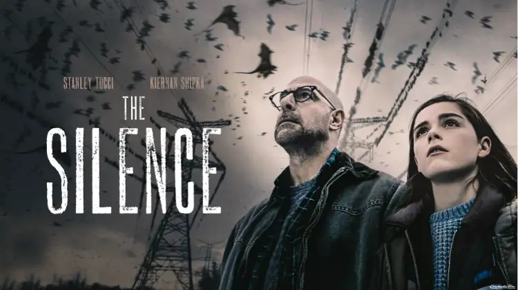 Filmplakat „The Silence“ mit Stanley Tucci und Kiernan Shipka, der Titel ist links, im Hintergrund ist eine Stronleitung zu sehen. Im Himmel tummeln sich fliegende, riesige Fledermäuse..