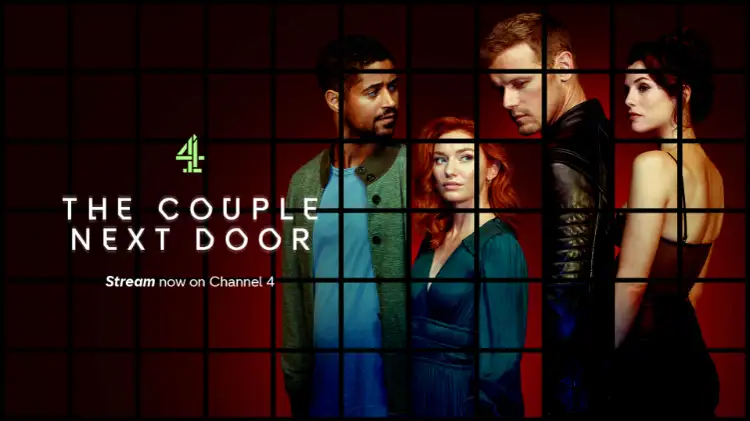 Plakat „The Couple Next Door“, mit der Besetzung vor rotem Hintergrund, das Bild ist wie durch Puzzelteile zusammengesetzt. Den Titel sieht man in Grün links.