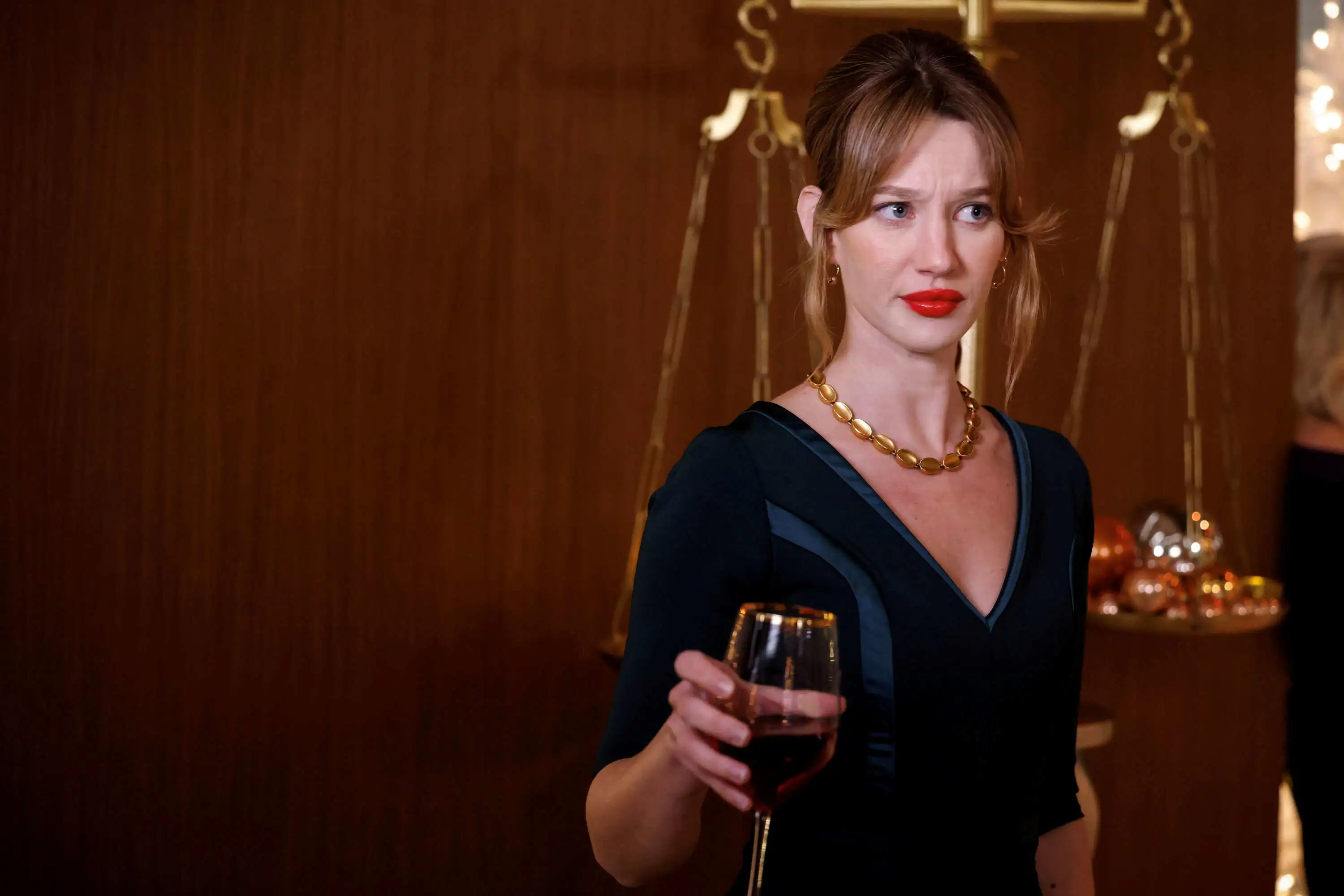 Szene aus Matlock: Shae Banfield trinkt ein Glas Wein in einem Gerichtssaal.
