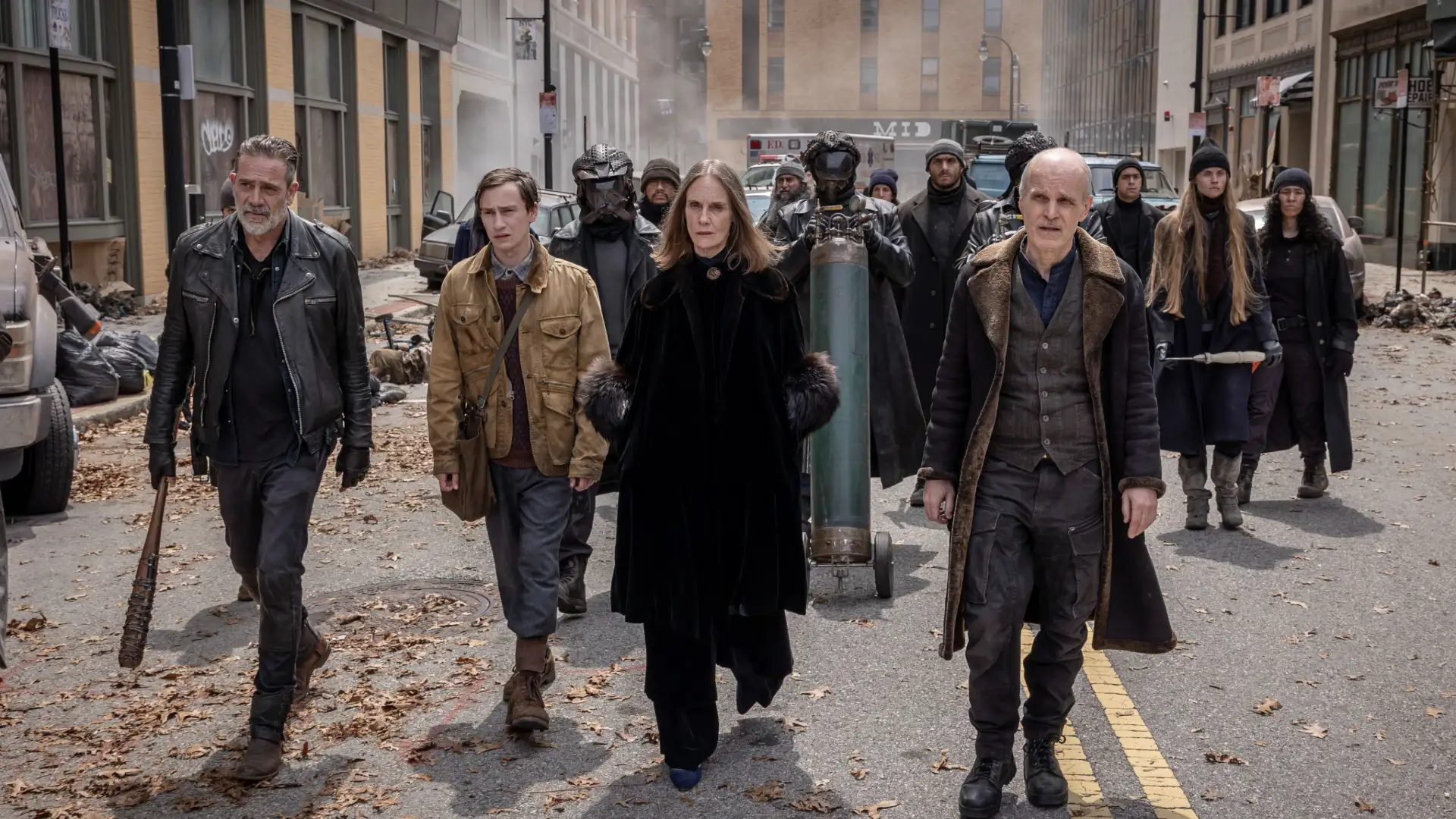 Negan, The Dama, The Croat und ihre Gangs en Burazi gehen bedrohlich in Formation über die Straßen New Yorks.