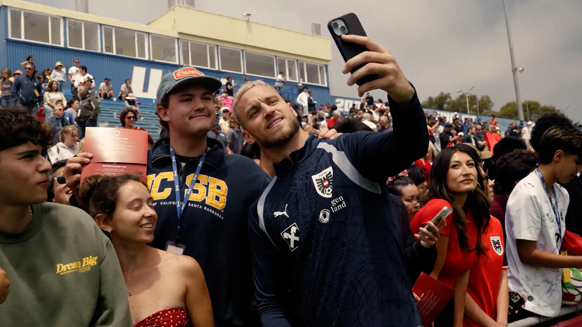 Marco Arnautovic mit Fans in 