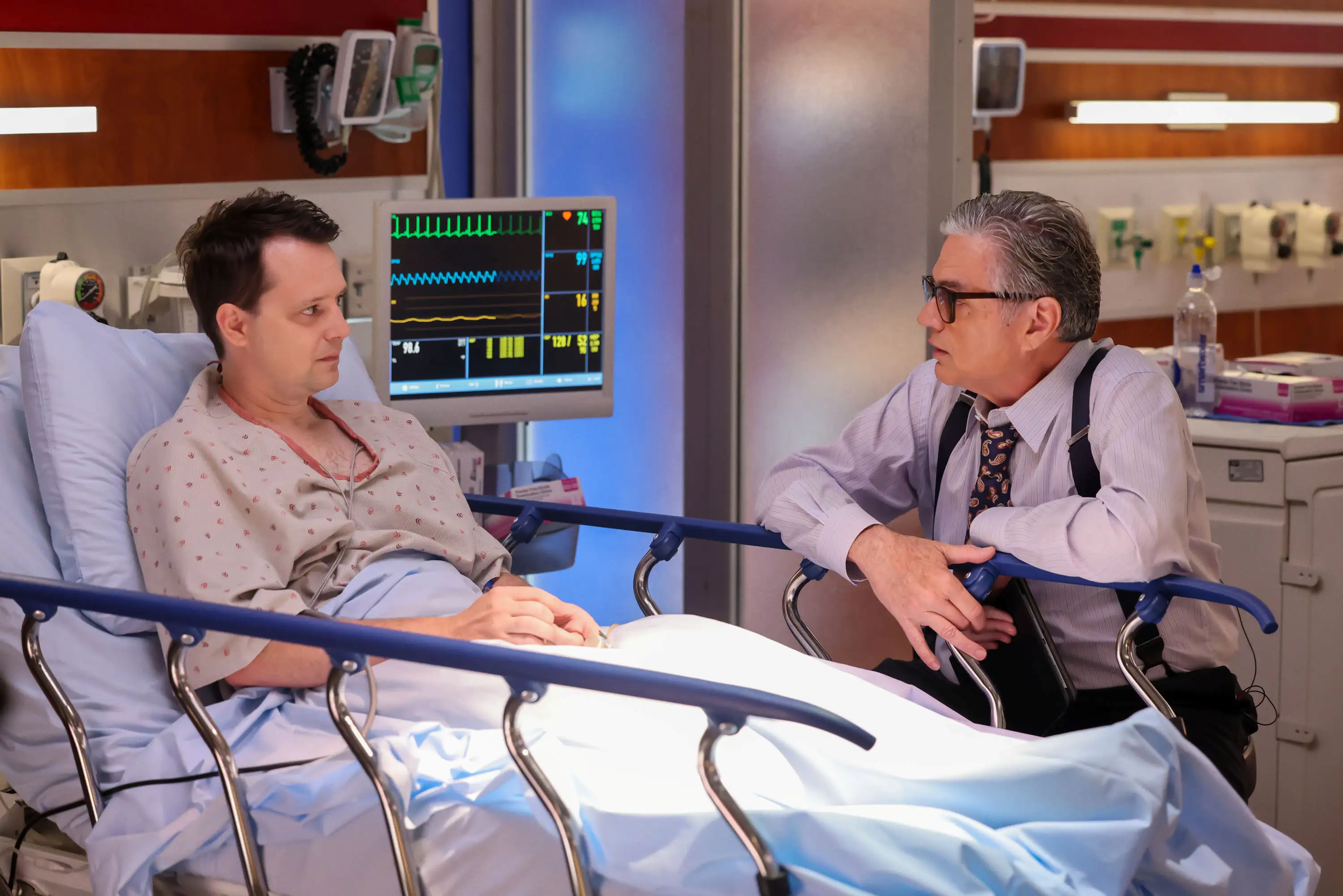 Chicago Med Szene: Arzt spricht Patienten zu.